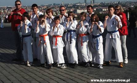 Przy okazji wyjazdu na zawody karatecy zwiedzili praskie zabytki, a także zrobili sesję zdjęciową na rynku Starego Miasta i Hradczanach.