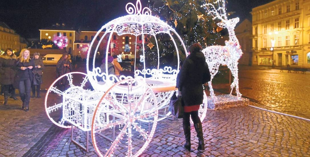 W tym roku wcześniej niż zwykle na ulicach miasta pojawią się świąteczne ozdoby. Nie zabraknie, oczywiście,  żywej choinki, żłóbka na Starym Rynku i