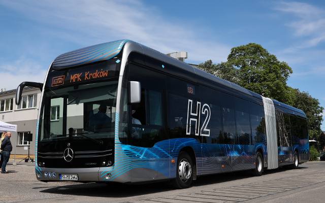 Premiera najnowszego Mercedesa odbyła się w Krakowie. Ten autobus wodorowy nie potrzebuje doładowania na trasie. Zdjęcia 