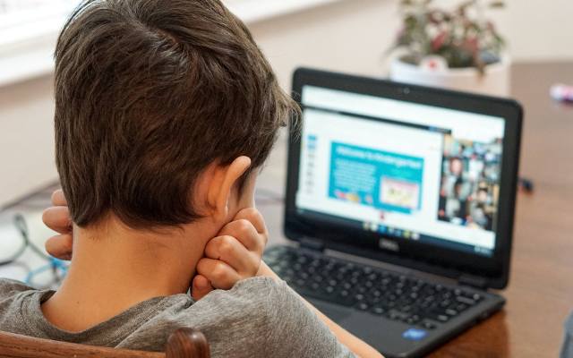 Dzień Bezpiecznego Internetu. Jakie uczyć dzieci i młodzież rozsądnego korzystania z sieci? Zagrożenia i korzyści