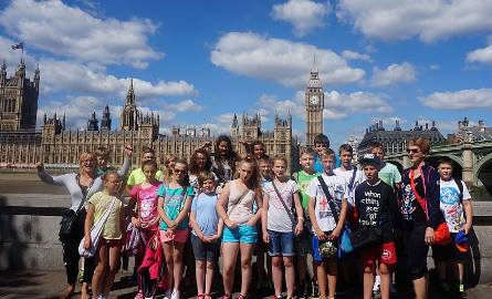 Młodzież ze szkół w Miedzierzy i Królewcu z nauczycielkami Dorotą Kołodziejczyk i Aldoną Mechelewską przed londyńskim Parlamentem i Big Benem