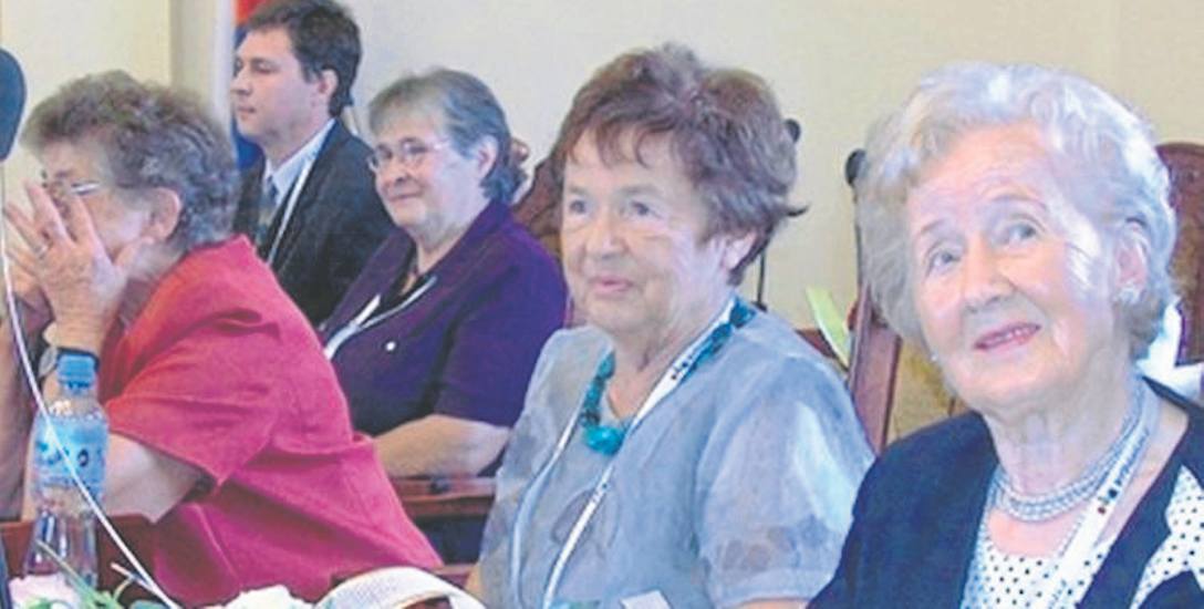 Wanda  Hadrysiak (z prawej), obok ocalona Maria Segal z domu Polanowicz. W głębi córki Jana i Katarzyny Robaków: Teresa Stachowiak, Maria Obara i wnuk