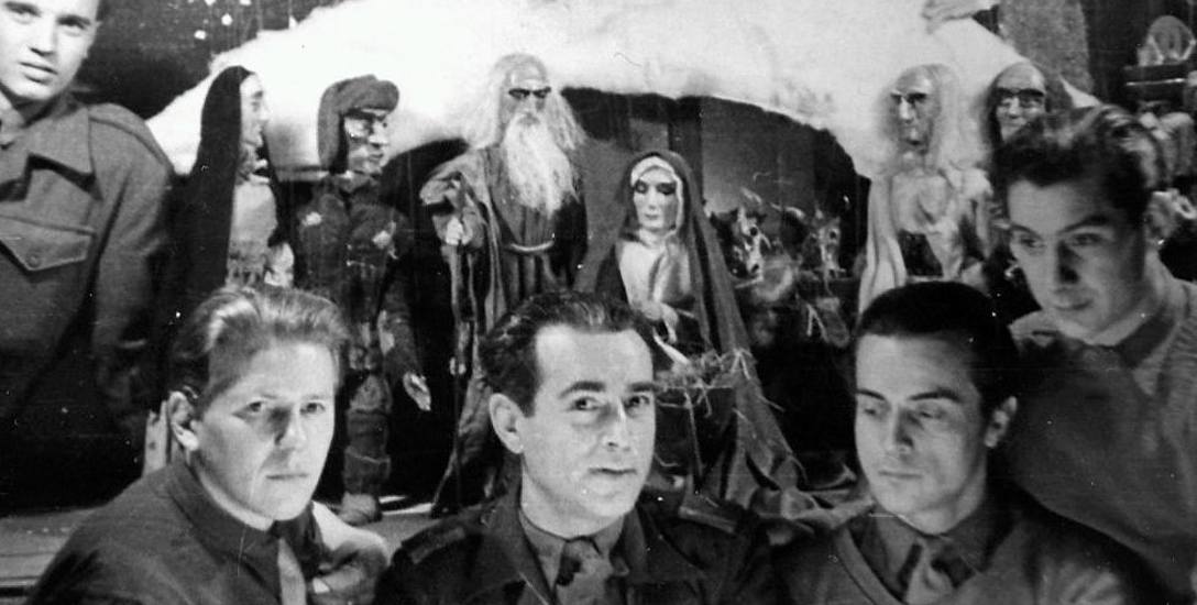 1946 r., Włochy. Piotr Sawicki (w środku), Jerzy Olek i Bronisław Borowik. W tle scenografia do spektaklu Betlejem polskie Lucjana Rydla.