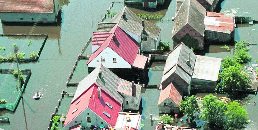 powódź 1997 lubuskie  Bóbr i Odra zniszczyły całkowicie lub częściowo 3 tysiące mieszkań...