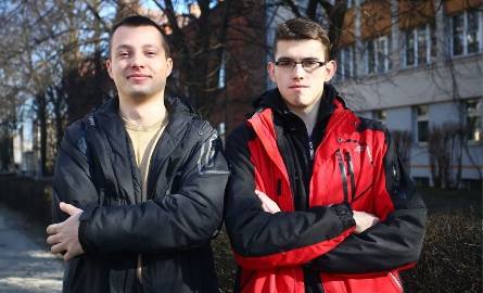 Z sukcesu Bartosza cieszy się Konrada Lech, kierownik drużyny sportowej radomskiego WOPR (od lewej).