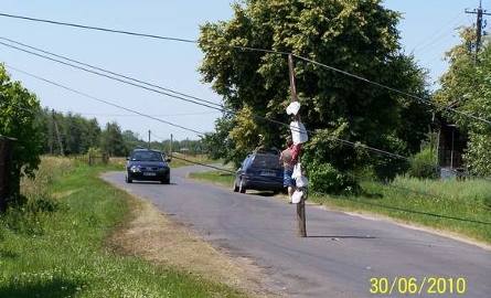 Kierowcy, przejeżdżający przez Wolę Gutowską, muszą się nieźle nagłowić, żeby ominąć kable zwisające tuż nad jezdnią.