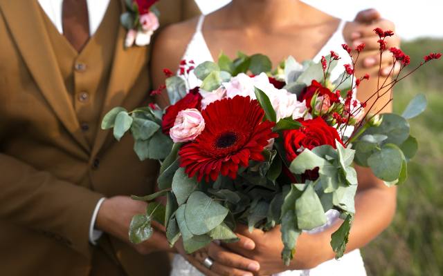 Bukiet ślubny: z tych kwiatów od razu zrezygnuj. Te rośliny gwarantują kłopoty! Jakich kwiatów unikać w wiązance ślubnej?