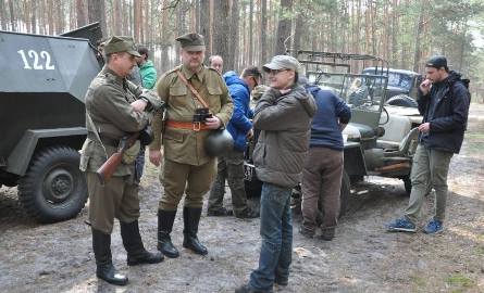 Ostatnie ustalenia reżysera Konrada Łęckiego z przedstawicielami grup rekonstrukcyjnych przed sceną obławy w sielpiańskim lesie