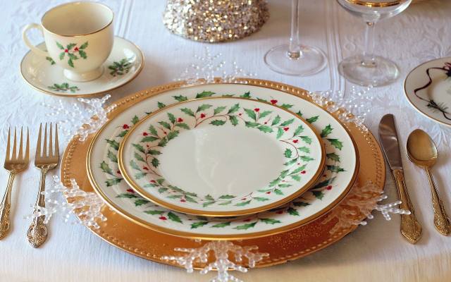 Najbardziej klasycznym i uniwersalnym nakryciem świątecznego stołu jest biały obrus. To dobra baza do każdego stylu nakrycia.
