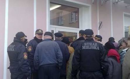 Białystok. Zamieszki przed apteką. Interweniowały policja i straż miejska (zdjęcia, wideo)