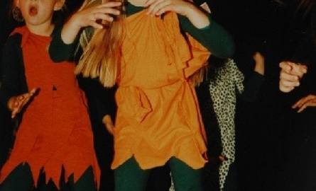 1997 rok. Naomi tańczy w Mimie. Choreografia „Jaskiniowcy”.