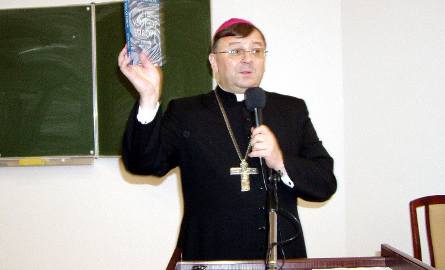 Arcybiskup lubelski w 2004 roku na konferencji „Czasy katedr”.