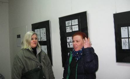 Wystawę oglądały Renata Metzger, dyrektor Resursy i Elżbieta Raczkowska, plastyk Resursy