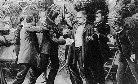 Moment zamachu na prezydenta McKinleya uwieczniony na grafice z pierwszych lat XX. wieku