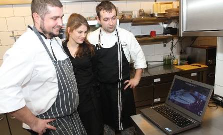 W restauracji Karola Bieleckiego Solna 12 na laptopie spotkanie śledzili Paweł Ryckiewicz, Edyta Nowicka i Kamil Bokuniewicz.