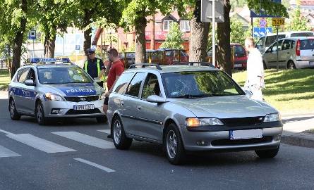Wypadek na ul. Wiejskiej. Opel potrącił matkę z dzieckiem