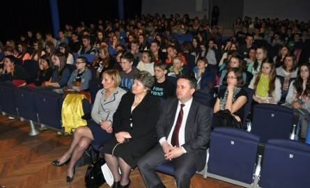 W spotkaniach udział wzięło około 800 gimnazjalistów wraz z nauczycielami.