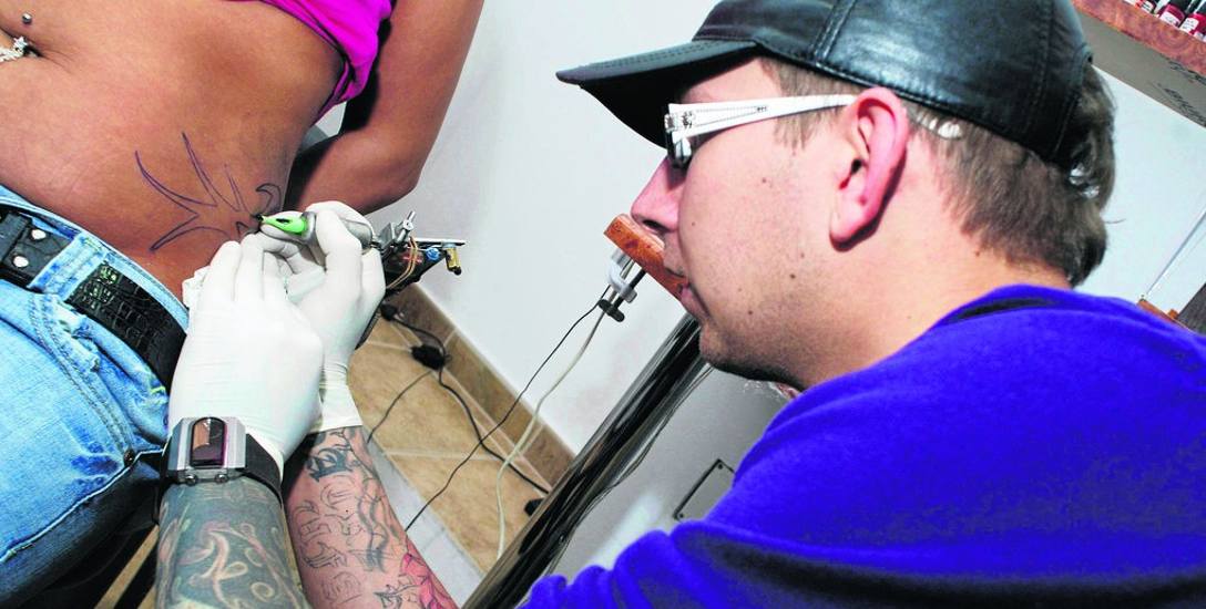 Marek „Krasnal” Andrearczyk przy pracy. - Na pewno coraz więcej ludzi będzie chciało się tatuować - mówi. Impreza w Dortmundzie to największy festiwal