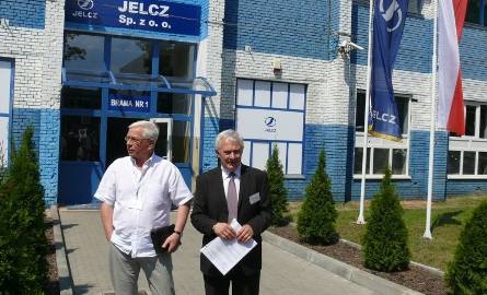 Przed głównym wejściem do Jelcza, z prawej prezes Jelcza Władysław Czubak.