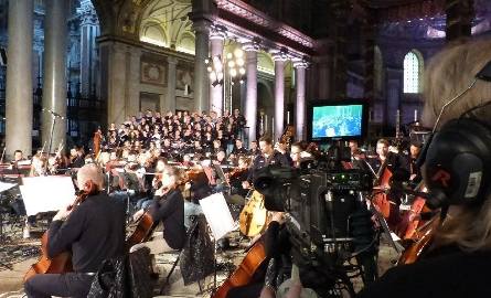 Orkiestra Państwowego Zespołu Ludowego Pieśni i Tańca „Mazowsze” podczas próby w bazylice Santa Maria del Maggiore.