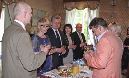 Uroczystym obiadem podjął członków Kapituły Jan Gagacki, dyrektor Centrum Rzeźby Polskiej.(z lewej)