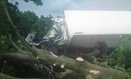 W tym wypadku niedaleko Strzelec Kraj. ciężarówka uderzyła w drzewo. Jej dach został zmiażdżony. Kierowca przeżył tylko dlatego, że położył się w kabinie