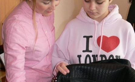 Paulina Cieluch przedstawicielka Fundacji  "Dziecięca Fantazja” ogląda z Jagodą kurtkę, jaką nastolatka dostała od Sablewskiej.