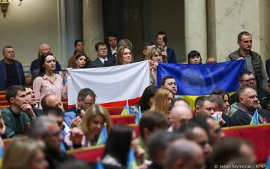 Polacy i Ukraińcy to teraz dwa najbardziej zaprzyjaźnione narody w Europie. Nz. publiczność słucha wystąpienia prezydenta Polski Andrzeja Dudy w Radzie