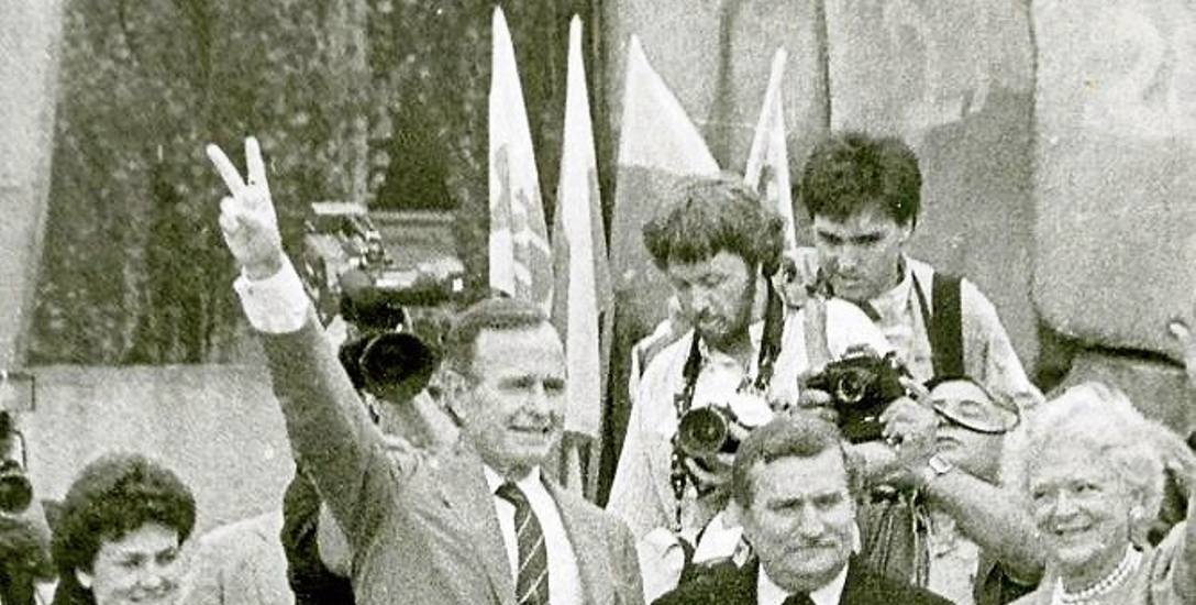 George Busha i Lech Wałęsa przed Pomnikiem Poległych Stoczniowców w Gdańsku, 11 lipca 1989 r.
