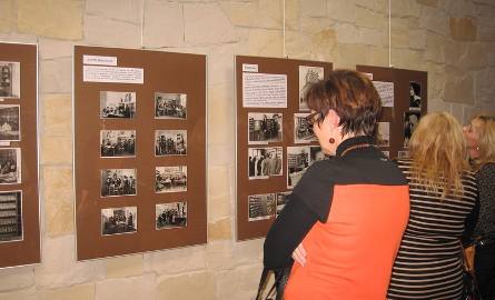 Wystawa ukazuje 90 let radomskiej biblioteki
