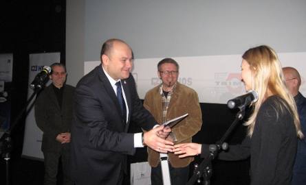Prezydent Andrzej Kosztowniak wręcza I nagrodę Agnieszce PIotrowskiej z Akademii Sztuk Pięknych w Katowicach.