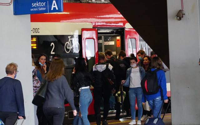 Koleje Wielkopolskie zlikwidowały poranne połączenie z Gniezna do Poznania? Inny pociąg zatłoczony. 