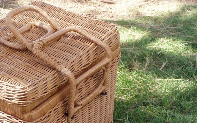 Kosze piknikowe mogą być wykonane również z wikliny. Dzięki sztywnej konstrukcji dobrze chronią swoją zawartość przed zgnieceniem.