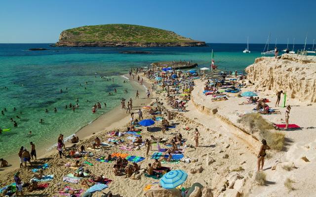 Znamy najlepsze plaże w Europie na wakacje 2024! Są bezpieczne, czyste i piękne. Poznaj miejsca, na których warto wypoczywać