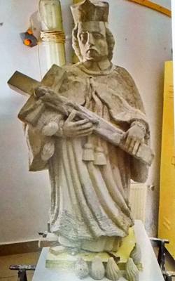 Figura Św. Jana Nepomucena jest już po częściowej renowacji, górnej części. Został jeszcze do odtworzenia dół posągu.