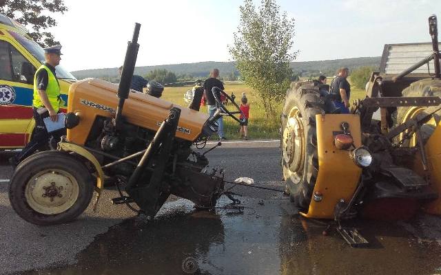 Wypadek w Lechowie. Auto uderzyło w ciągnik 