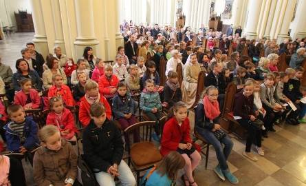 W spotkaniu Podwórkowych Kół Różańcowych Dzieci, które odbyło się w kieleckiej parafii Podwyższenia Krzyża Świętego uczestniczyło mnóstwo wiernych.