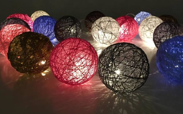 Cotton light balls to girlandy bawełnianych kulek. Pełnią one rolę ozdób w aranżacji wnętrz, a ich nastrojowe światło może rozświetlić zbyt ciemne w