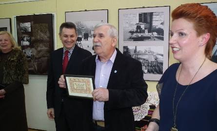 Wiesław Banachowicz, burmistrz Białobrzegów otrzymał z rąk Sylwii Chojnickiej  - Tuzimek, dyrektorki biblioteki dużą kartkę żywnościową z podziękowaniami