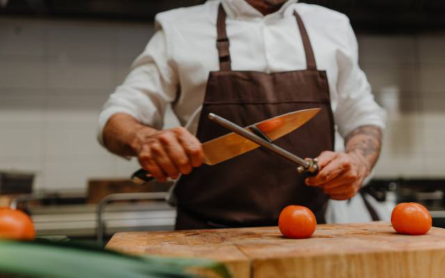 Zestaw noży w bloku do twojej wymarzonej kuchni - jaki wybrać, aby nie żałować?