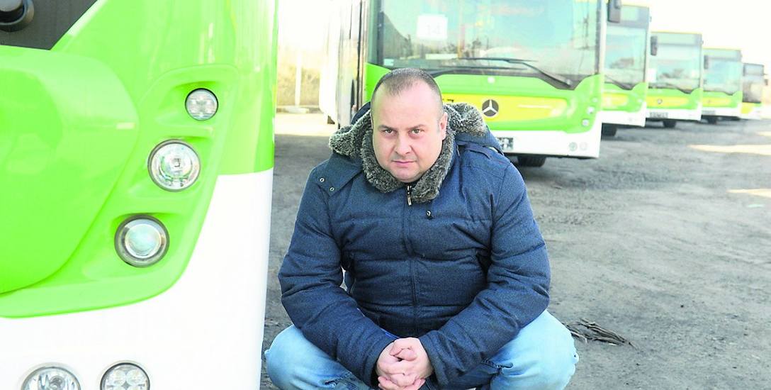 Jacek Newelski, kierownik rozkładu jazdy i działu marketingu MZK, ogląda nowe autobusy