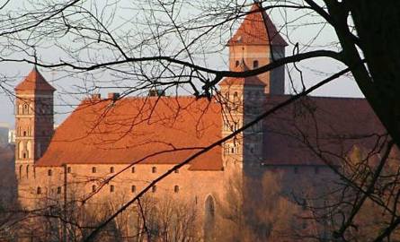 Zamek w Lidzbarku Warmińskim jest potężną budowlą z suchą fosą i czternastopiętrową wieżą, przypominającą typową warownię krzyżacką
