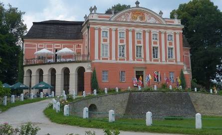 Pochodzący z XIV wieku Pałac w Kurozwękach jest własnością państwa Popielów.
