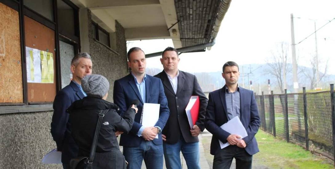 Informacja o wspólnej inicjatywie mieszkańców została ogłoszona na dworcu w Jeleśni