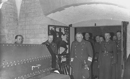 W kwietniu 1939 roku generał Laidoner złożył hołd przy grobie Józefa Piłsudskiego
