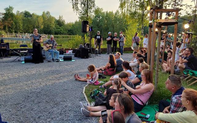 Jazz nad stawem w Bronowicach. Letni koncert oklaskiwano także z pomostów