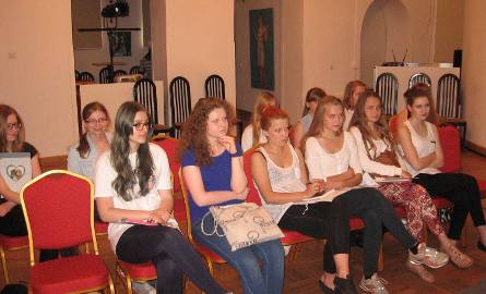 Dziewczęta słuchają pilnie prowadzącej zajęcia Anny Gorajskiej.