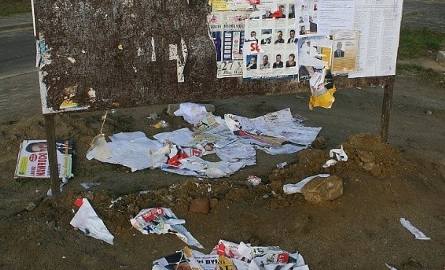 W nocy z soboty na niedzielę na tablicy przy ulicy Tysiąclecia ktoś zerwał większość plakatów, a resztę uszkodził.