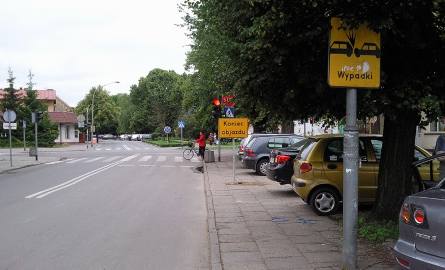 Absurd w Kostrzynie! Drogowcy zamontowali znak blokując parking i chodnik (zdjęcia Czytelnika)