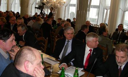 Na Wiejskiej samorządowców wspierali także politycy. Obok burmistrza Hajnówki siedział Włodzimierz Cimoszewicz (na zdjęciu). Za stołem prezydialnym miejsce